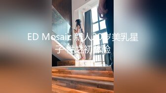 《换妻探花》单男约操小夫妻3P，过来先吃点东西再开操，透视装双屌一起舔，前后夹击爆操