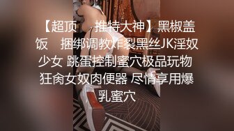 胆大牛人潜入舞蹈培训班女厕偷窥女学员扒光衣服撅起翘臀尿尿对着镜子挑牙