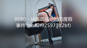 深夜嫩妹大舞台,旁白自称两个妹子都刚刚15岁,看看这鲍鱼像不像？