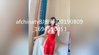  170CM眼镜美妞大战头套男，超细美腿吊带肉丝，毛毛浓密假屌伺候，扶着JB挺入抽送