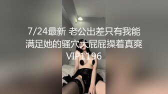  外表青涩巨乳肥B年轻妹子背着男友约炮友跑到高层天台啪啪