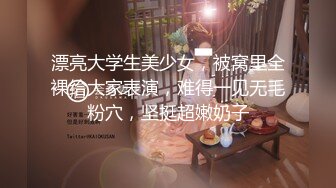 【新片速遞】 早上起来还要被大哥干一炮，边亲边草口交大鸡巴舔逼，各种蹂躏抽插爆草，让小哥用道具玩逼，射在嘴里吞精