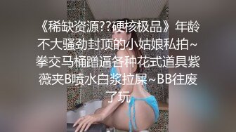 迫于业务的压力，眼镜白领躲到厕所通过紫薇的方式放松自我来减缓压力