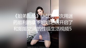 小伙洗浴中心找的服务员偷拍，大姐非常配合小哥吃着鸡巴让摸逼，玩了好几个姿势爆草抽插