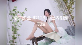 美娜非常nice时尚~美女配上高端场地还挺吸睛的~