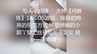 颜值不错的风骚女模特，大辫子漏出骚奶子诱惑狼友跟两位大哥激情3P，让小哥吃奶玩逼轮流爆草抽插，浪叫呻吟