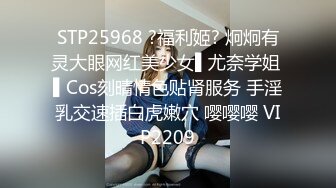 短发美少妇镜头前搔首弄姿黑丝长腿，趴下卖力口交超大道具卖力深插