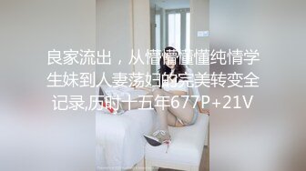 专业红衣妹子视角，退下黑丝和内裤，掰穴露出黑鲍鱼，沙发床上操逼