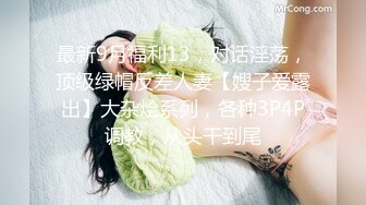 郑州洛阳小美女，万达超市无内露出，两只小葡萄俏丽，很闷骚看着周围！