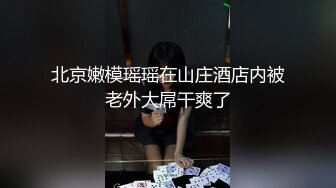 高颜大奶人妻 我骗你不是人真的第一次约 太亮了不用舔干了就有水 身材苗条还有点害羞 被两哥们从沙发操