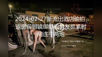 大学生背包客情侣突然性起在景区的残疾人专用公厕里对着镜子啪啪