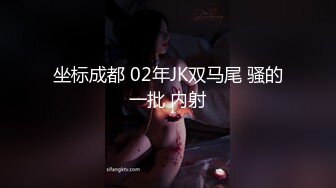 科技园女厕穿黑套装内衣甜美靓妞,微黑发涩的红嫩穴喷成一条直线