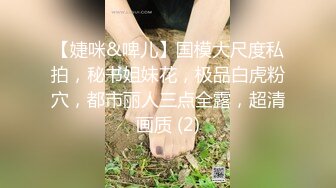 等不及了，单男和我一起去厕所里操她，前后夹击