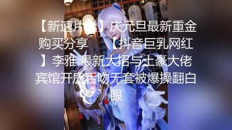 三男两女激情5P玩弄骚嫩的妹子，全程露脸小骚货给大哥一起口交大鸡巴，让小哥揉奶抠逼，看看谁草的猛叫的骚