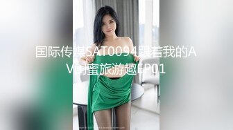 气质甜美酒窝女神今天黑色内衣丁字裤，解开内衣掏出白皙美乳揉捏，拨开丁字裤掰开极品粉穴，浴室洗澡湿身诱惑