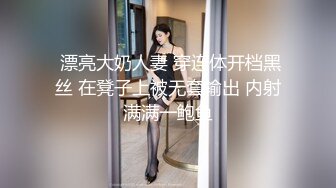    大白极品肥臀新人少妇夫妻居家啪啪，跪着按头交开档黑丝，翘起屁股后入撞击