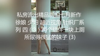 极度风骚，撩下睡衣掏出奶子，翘起屁股给你看穴，美女挺配合，双指扣穴浪叫