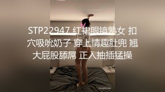 商场女厕偷拍黄裙小美女 拔根B毛闻一下