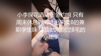 放假趴窗偷窥隔壁家的媳妇洗澡 光着身子晃悠