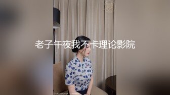  小美眉这鼻子整得挺好看，尖尖的鼻子有点儿混血的感觉，叫上闺蜜来搞3P，自己主动坐到炮友上面摇，干完她一炮拉住她闺蜜直接插