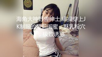 鸭舌帽老哥约妹子聊聊天拉上窗帘要搞，白天呢不搞掏出JB口交活不错，坐在桌子上抽插肥逼，进进出出清晰可见站立侧入