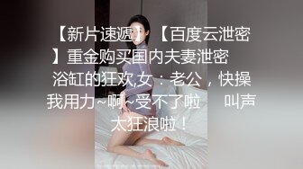 很是風騷淫蕩美少婦穿著開襠網絲不停的翹著屁股展示大肥臀和騷穴 掰開騷穴很淫蕩