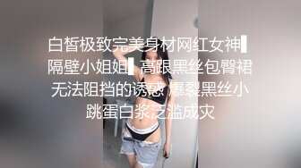 黑客破解眼镜哥带着好身材的女友酒店开房