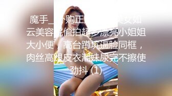  萌萌哒的小美女榨汁夏，跪在地上吃男友的鸡巴，小嘴巴吸进吸出，真得劲！