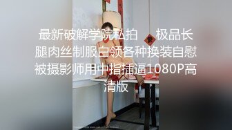 顽皮的女孩玩睾丸。 她对射精不满意