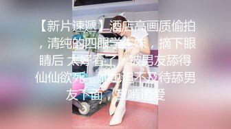 美女穿着短裙公园直播跟粉丝互动