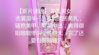 两个性感白衣妹子玩得不亦乐乎