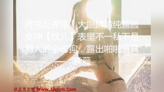 烧烤摊上啤酒喝多了的美女 这尿量哗哗的