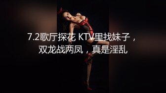 弯鸡巴小伙趁着周末操场无人带着女友啪啪感受大自然的气息