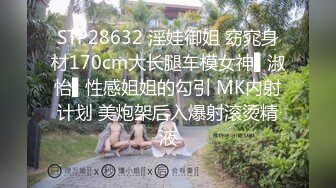 淫荡骚妇，疯狂露出=【生理老师在户外】餐厅对面大叔看的目瞪口呆！典型的马路杀手~~~~~~~~~~~~~~~ ~ ~~ ~~！~  真刺激 (1)