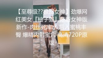 爱吃棒棒糖的眼镜妹子，全裸自慰道具插穴第一视角呻吟不止骚的很