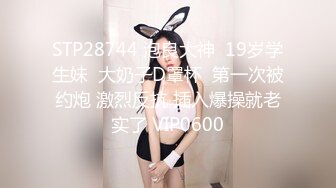 办公楼全景偷拍JK裙爱玩手机美女的多毛小黑鲍