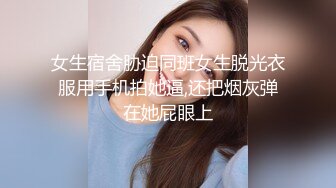 金发美艳人妖胸前纹身性感妖艳脱下小花裙自摸超长屌深深插入后门通并享受着