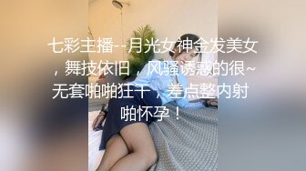 风韵犹存的少妇露脸跟眼镜小哥激情啪啪，给小哥把鸡巴舔硬，亲着小嘴玩着骚逼，无套抽插浪荡呻吟表情好骚2