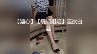 十二月新流出大神潜入水上乐园更衣间四处游走偷拍❤️一袭红衣美女主动在镜头前换穿不幸被拍