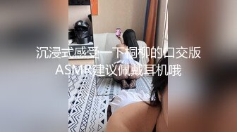 高颜值美丽少妇微微舔着粗黑的大屌被道具玩着骚逼，主动上位无套抽插流出好多白浆，被按着骚逼猛草射肚子上