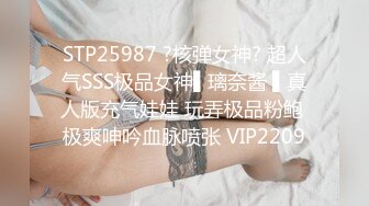 SWAG 漂亮高跟黑丝少妇脱光吃鸡 口含双屌尽情轮番泄欲 在车上被巨根狂插 淫水直流 精液射一肚子