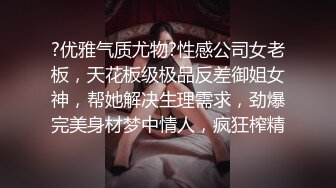 商场抄底美女穿着透明内裤被男友伸进裙子摸屁股