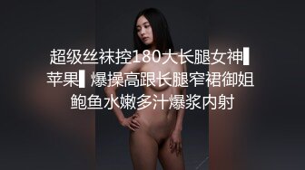 十二月新流出大神潜入水上乐园更衣间四处游走偷拍❤️一袭红衣美女主动在镜头前换穿不幸被拍