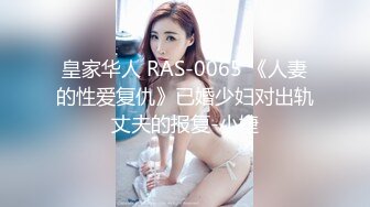 长发美女雪儿粉和男粉丝在网吧厕所约啪，爽到高潮但不敢叫出