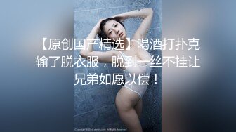 亂倫！文靜的女兒剛上床 眼鏡還沒取 我就就偷偷進來幹她 還讓她小聲點 媽媽在上網