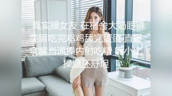 《极品CP魔手外购》潜入女厕赤裸裸拍脸拍逼各种美女小姐姐方便~有惊喜小妹子看黄片疯狂紫薇这手法没少自己玩 (3)