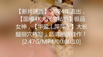 邪恶的房东暗藏摄像头偷拍身材丰满的美女租客洗澡