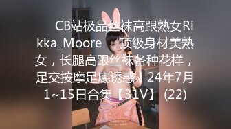 一大早勃起把鸡巴塞进还在戴眼罩睡觉的白虎女友口里，无套后入外射