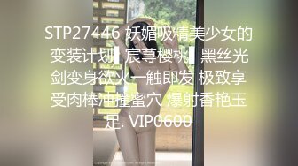 《极品CP魔手外购》经济型集体公寓女厕三机位全景偸拍各种学生和上班族小姐姐熟女方便，意外收获小情侣厕所躺平造爱1