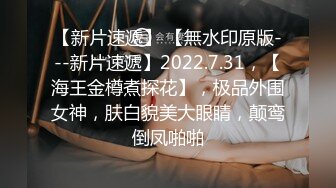 十二月新流出大神潜入水上乐园淋浴更衣室偷拍 泳客淋浴可爱眼镜妹奶子圆润逼毛性感